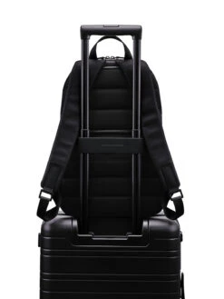 Horizn Studios Gion Backpack Pro M - Black -Berühmtes Gepäck Geschäft 1047660 4260447323742 GionBackpack Black M 05DetailWithTrolley 3900