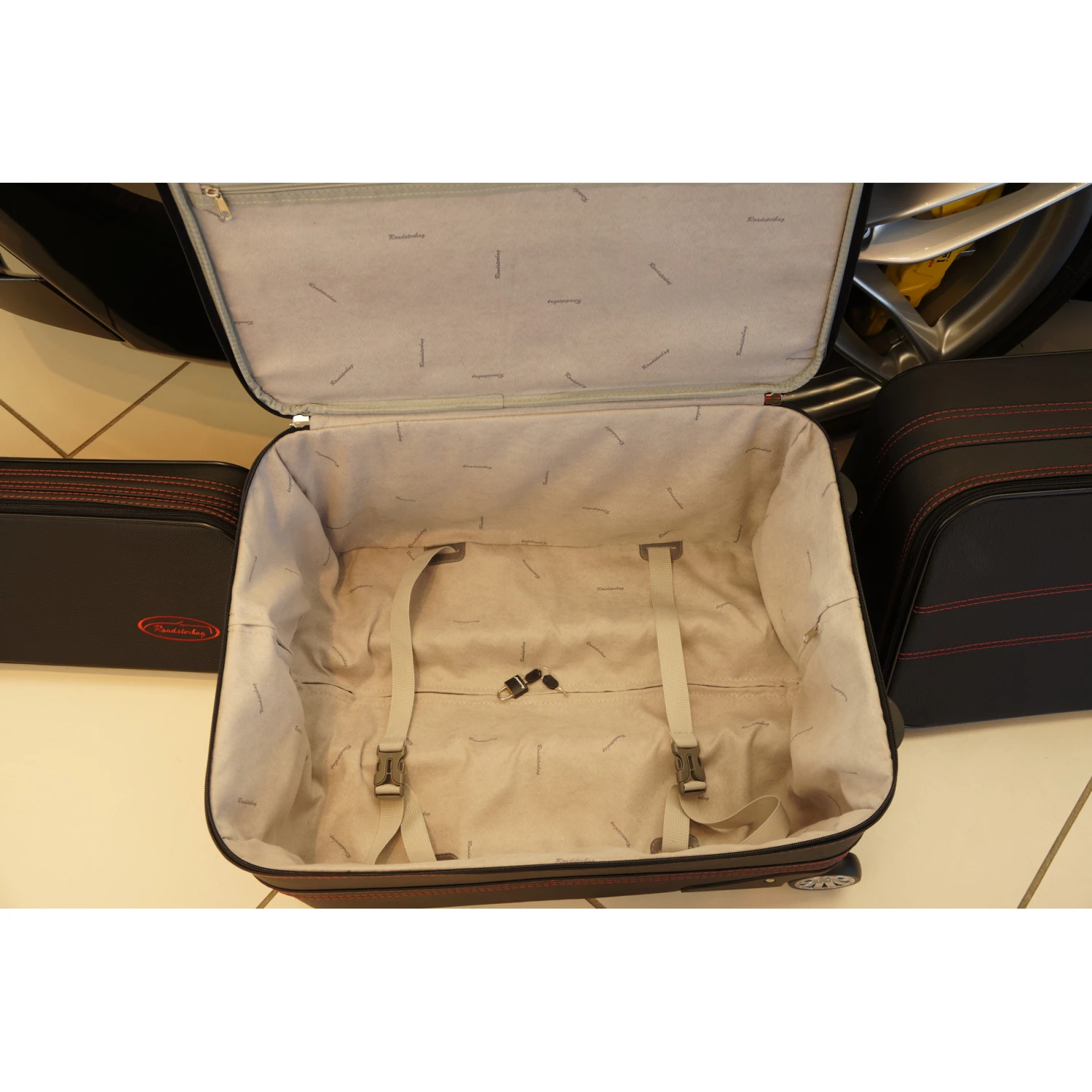 Ferrari 458 Italia/Spider + 488 GTB/Spider (EU-Version) - 3-tlg. Kofferset Kofferraum - Rote Naht 11 Ferrari 458 Italia/Spider + 488 GTB/Spider (EU-Version) - 3-tlg. Kofferset Kofferraum - Rote Naht – Bild 9