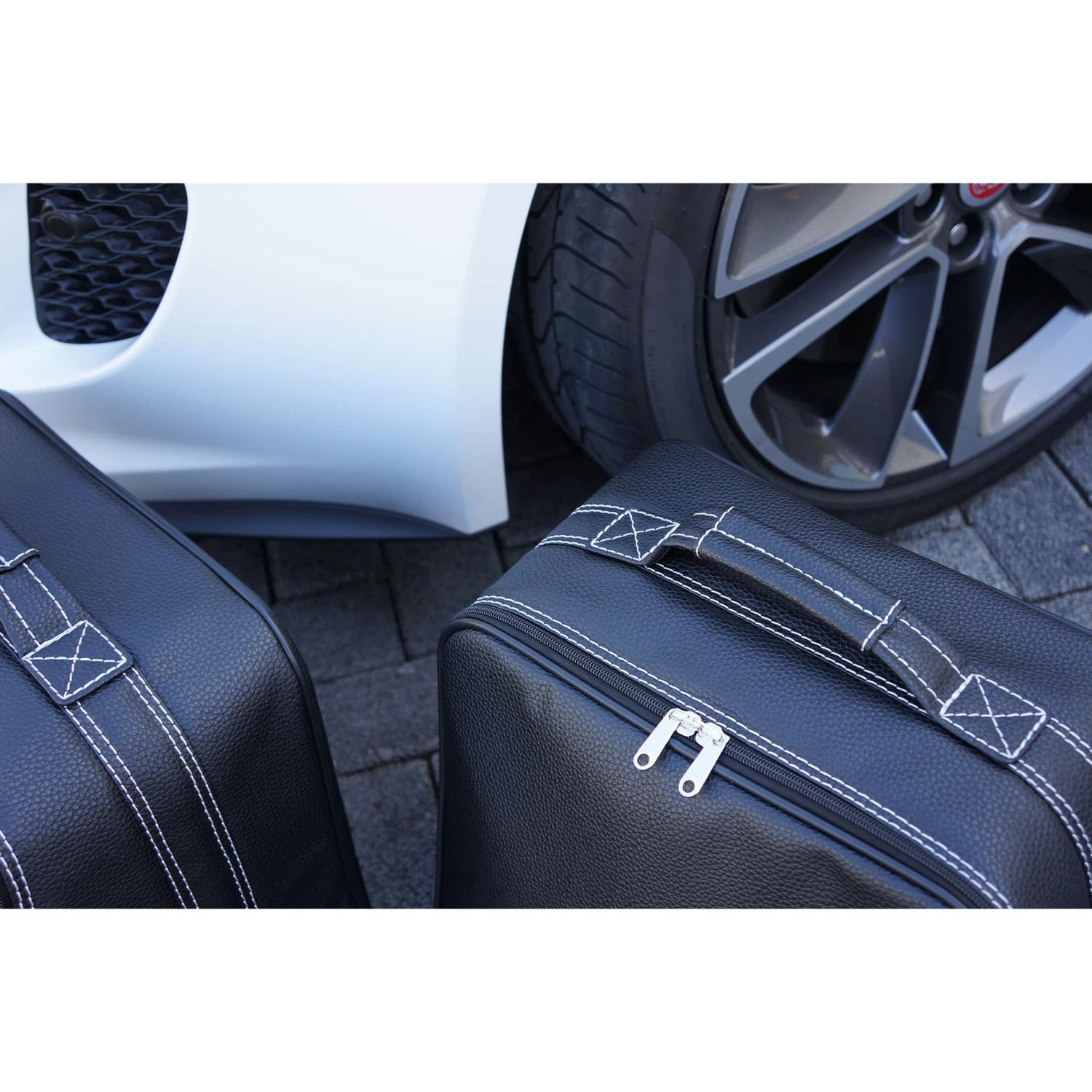 Jaguar F-Type (EU) Cabrio Bis 5/2016 - 4tlg. Kofferset Kofferraum - Silbergraue Naht/Futter Grau 7 Jaguar F-Type (EU) Cabrio Bis 5/2016 - 4tlg. Kofferset Kofferraum - Silbergraue Naht/Futter Grau – Bild 5
